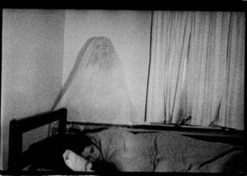 fantasma cerca a la cama