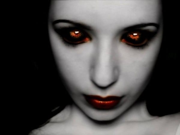 vampiresa ojos y labios rojos