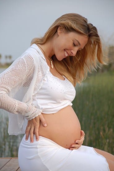 mujer embarazada feliz
