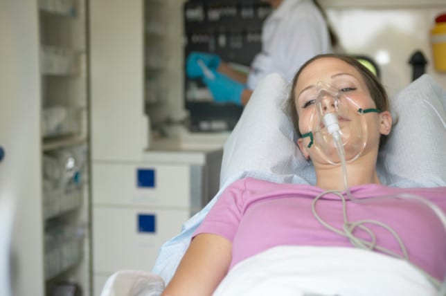 mujer enferma en el hospital con oxigenacion