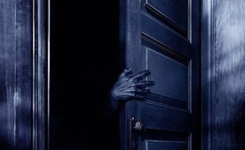 mano monstruo abriendo puerta