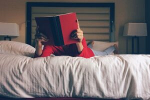 No mires bajo la cama