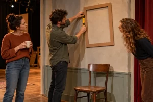 Ejemplos de obras de teatro cortas: dos guiones completos y análisis