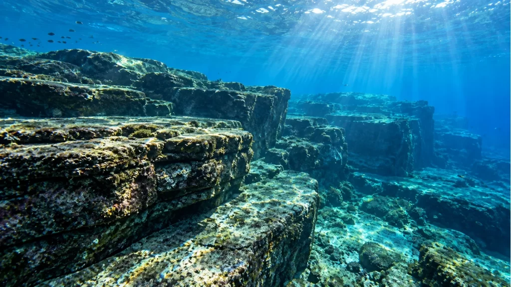 Yonaguni: las estructuras bajo el agua y el debate sobre su origen 1 Ilustración imaginada de estratos rocosos submarinos; no fotografía de Yonaguni.